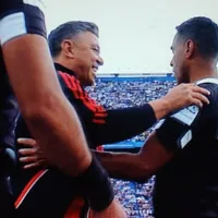 La irónica frase de Gallardo al línea al que agarró del hombro