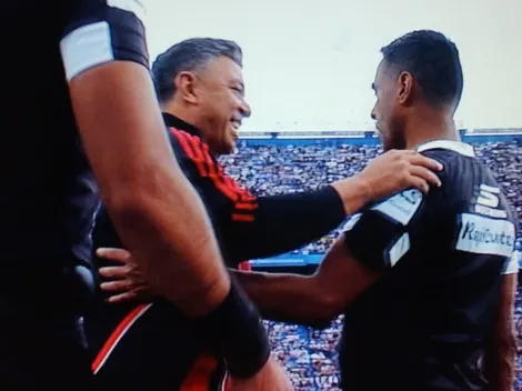 La irónica frase de Gallardo al línea al que agarró del hombro