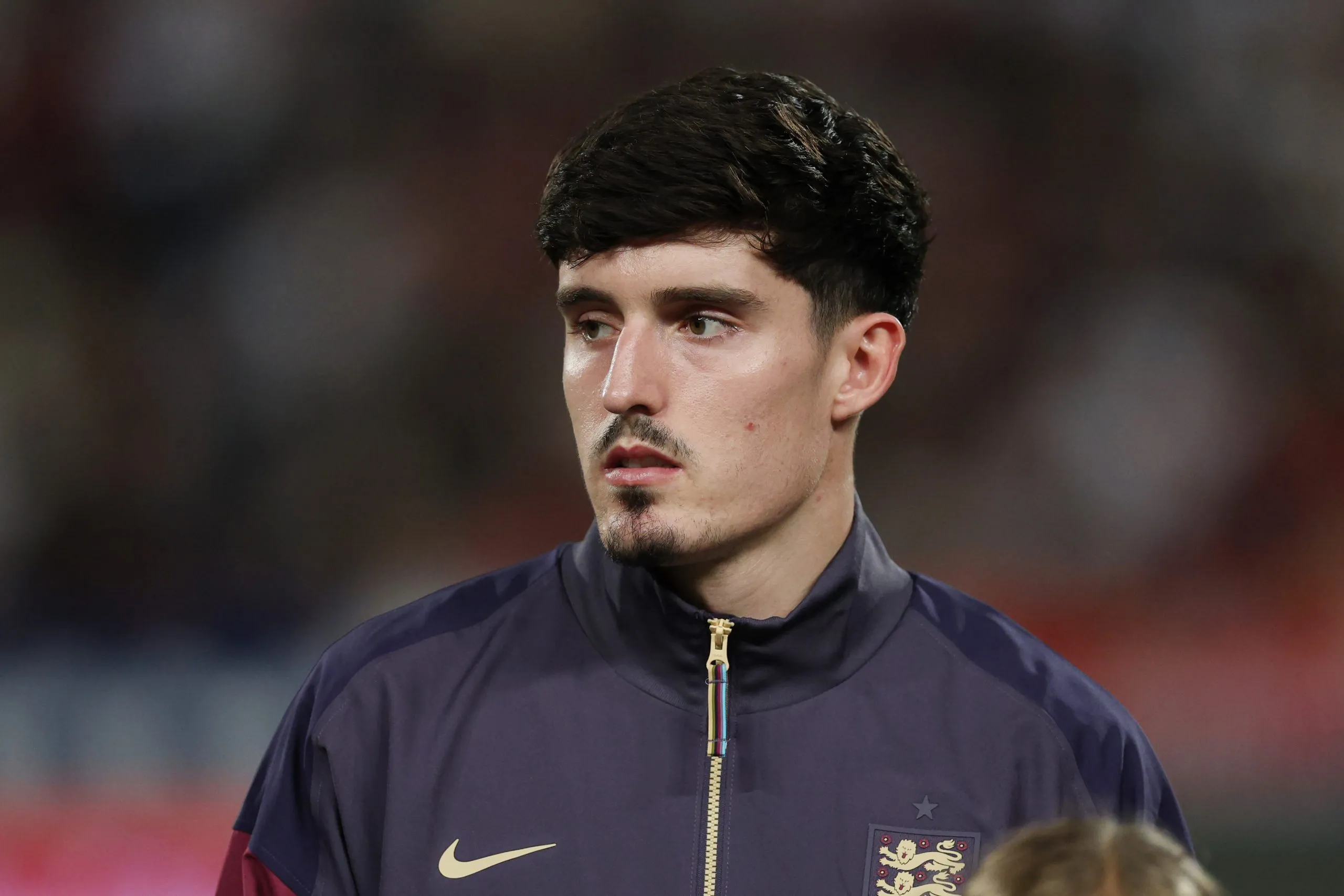 Livramento olhando para o lado com casaco da seleção da Inglaterra (Photo by Michael Regan/Getty Images)