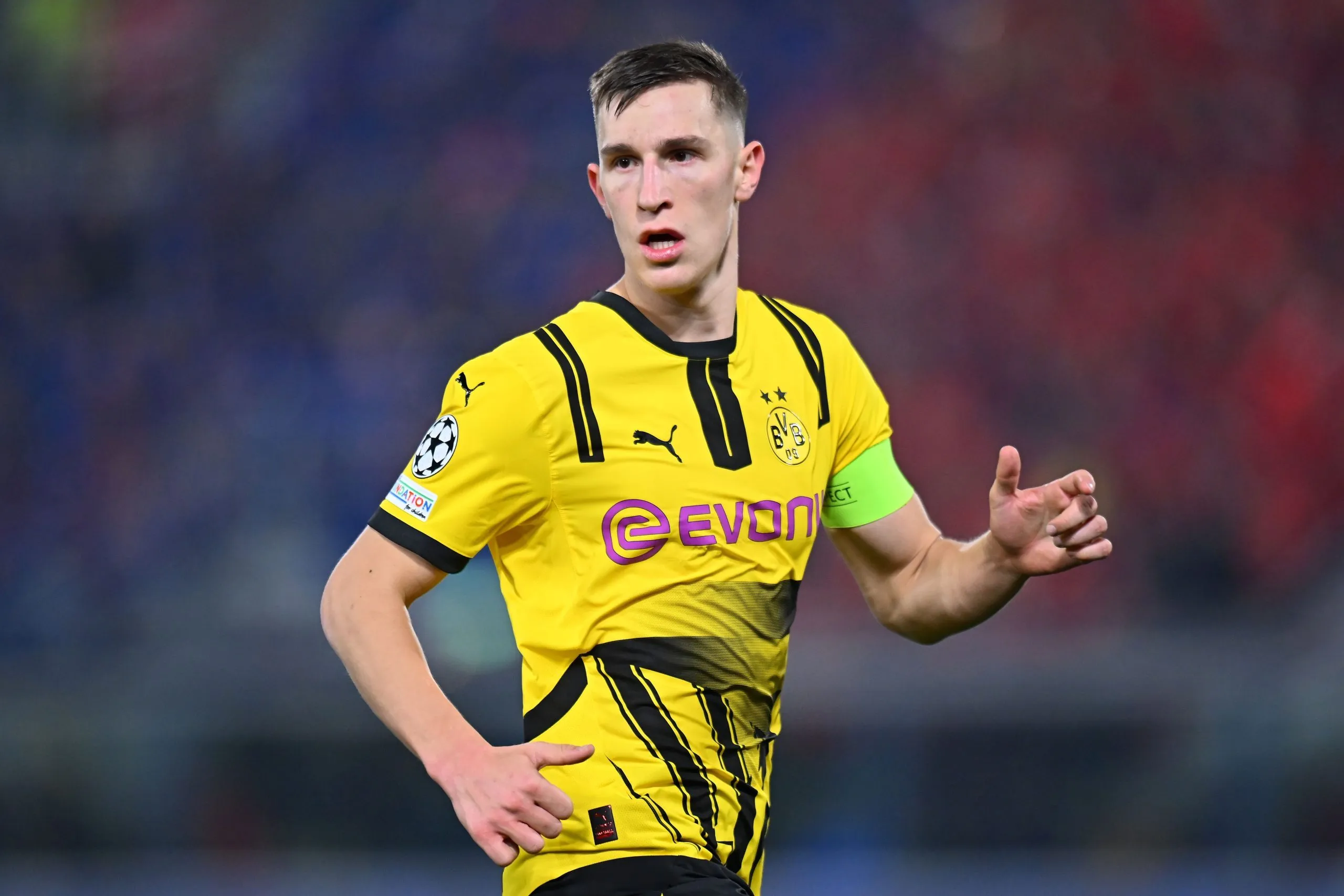 Schlotterbeck em movimento com a camisa aurinegra do Borussia Dortmund (Photo by Alessandro Sabattini/Getty Images)