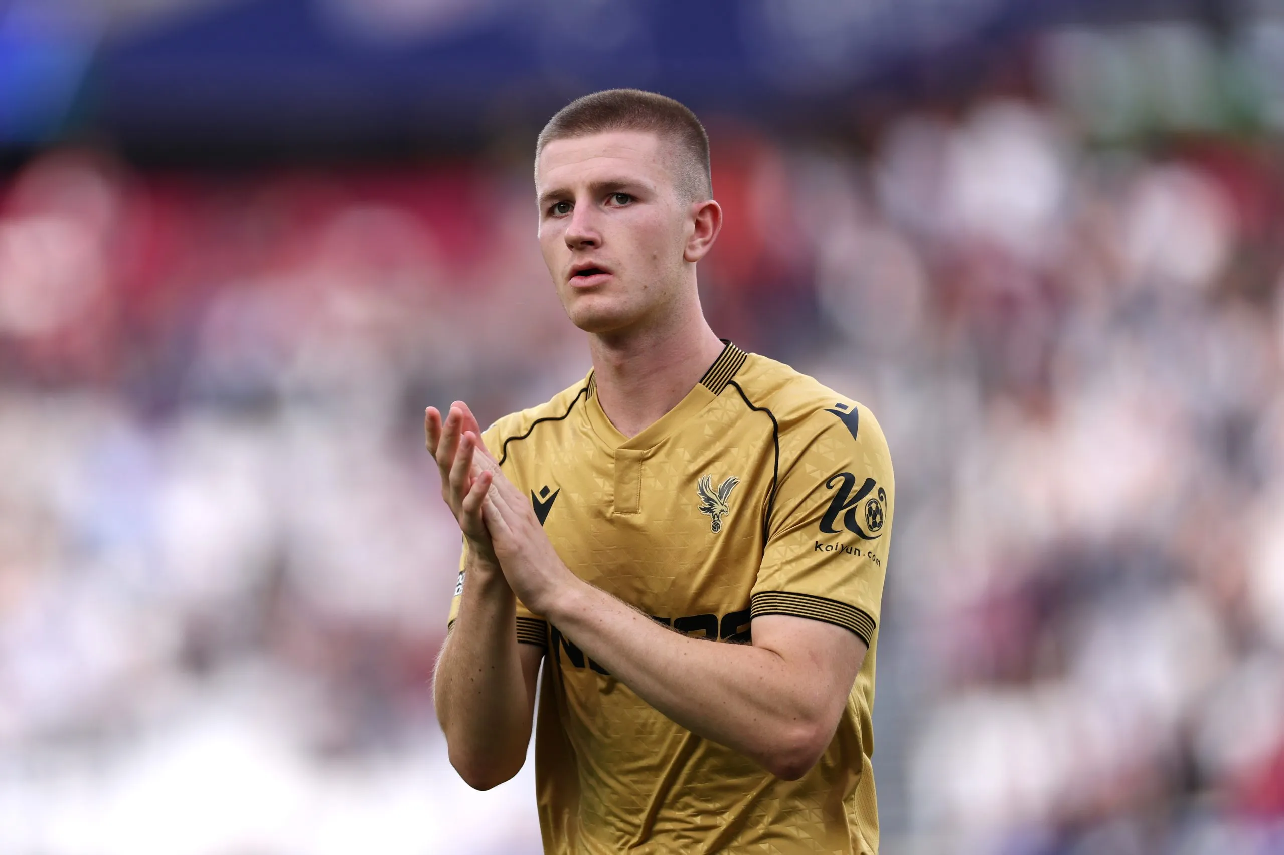 Adam Wharton batendo palmas com a camisa alternativa do Crystal Palace (Photo by Justin Setterfield/Getty Images)