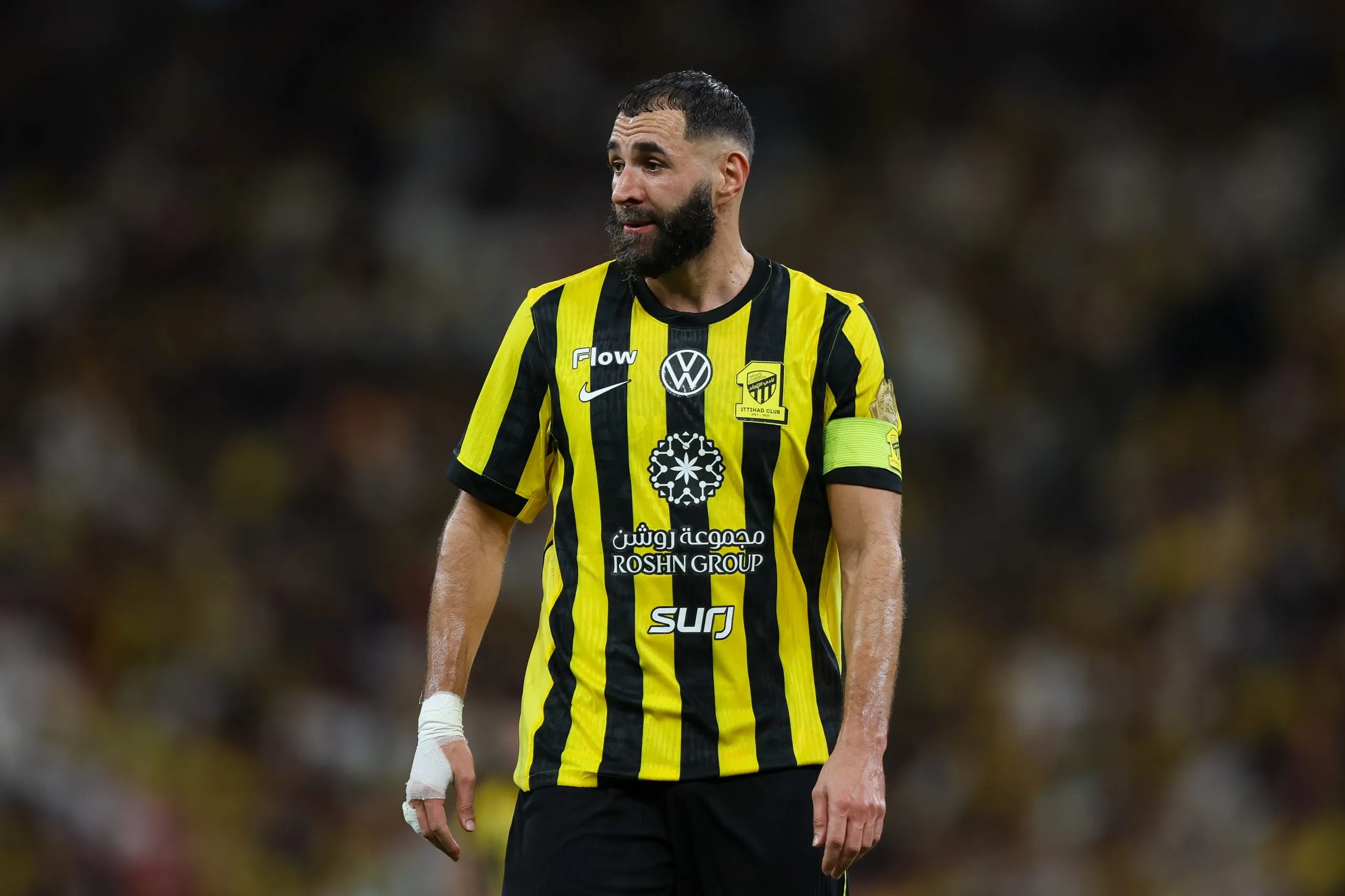 Benzema com a camisa aurinegra do Al-Ittihad (Photo by Yasser Bakhsh/Getty Images)