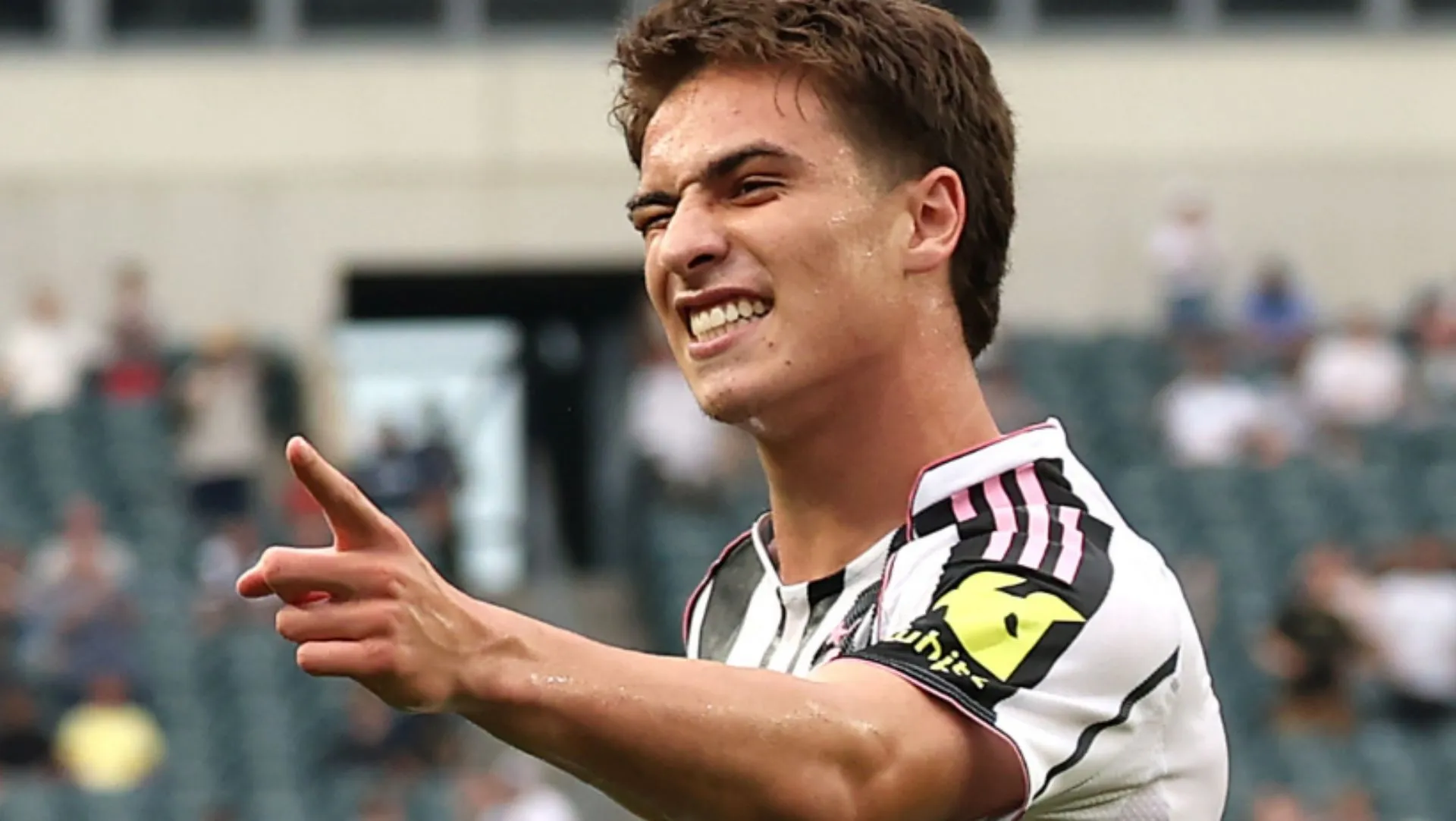 Kenan Yildiz comemora após marcar gol pela Juventus. Jogador corre pelo campo, pista e aponta para torcida. Foto: Francois Nel/Getty Images