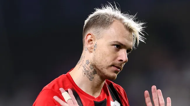 Roger Guedes, do Al-Rayyan SC, gesticula durante a partida da AFC Champions League Elite entre Al Ain e Al-Rayyan, no Estádio Hazza bin Zayed, em 3 de fevereiro de 2025, em Al Ain, Emirados Árabes Unidos. (Foto: Francois Nel/Getty Images)