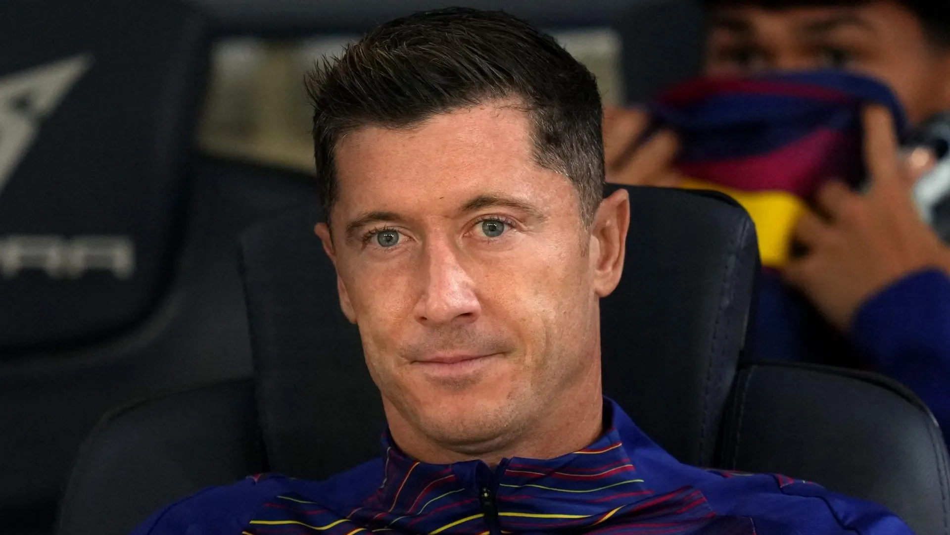 Lewandowski no banco de reservas durante uma partida do Barcelona