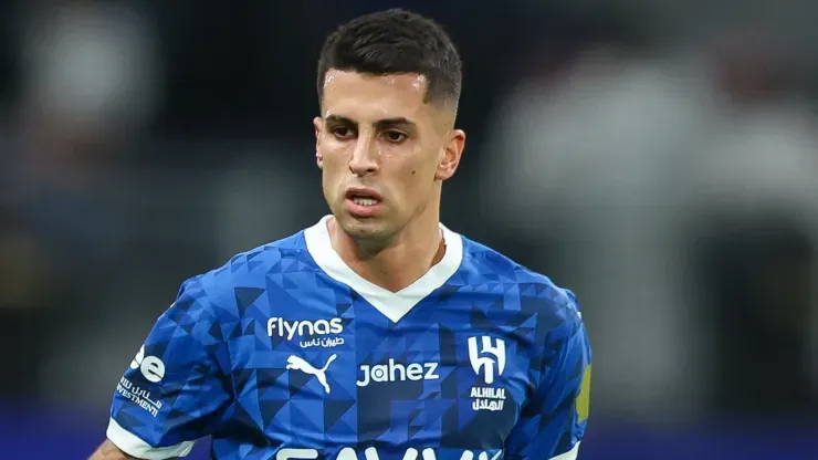 João Cancelo em ação pelo Al-Hilal (Foto: Yasser Bakhsh/Getty Images)
