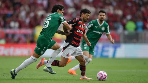 Arrascaeta, do Flamengo, e Gustavo Gómez, do Palmeiras. (Foto: Thiago Ribeiro/AGIF)