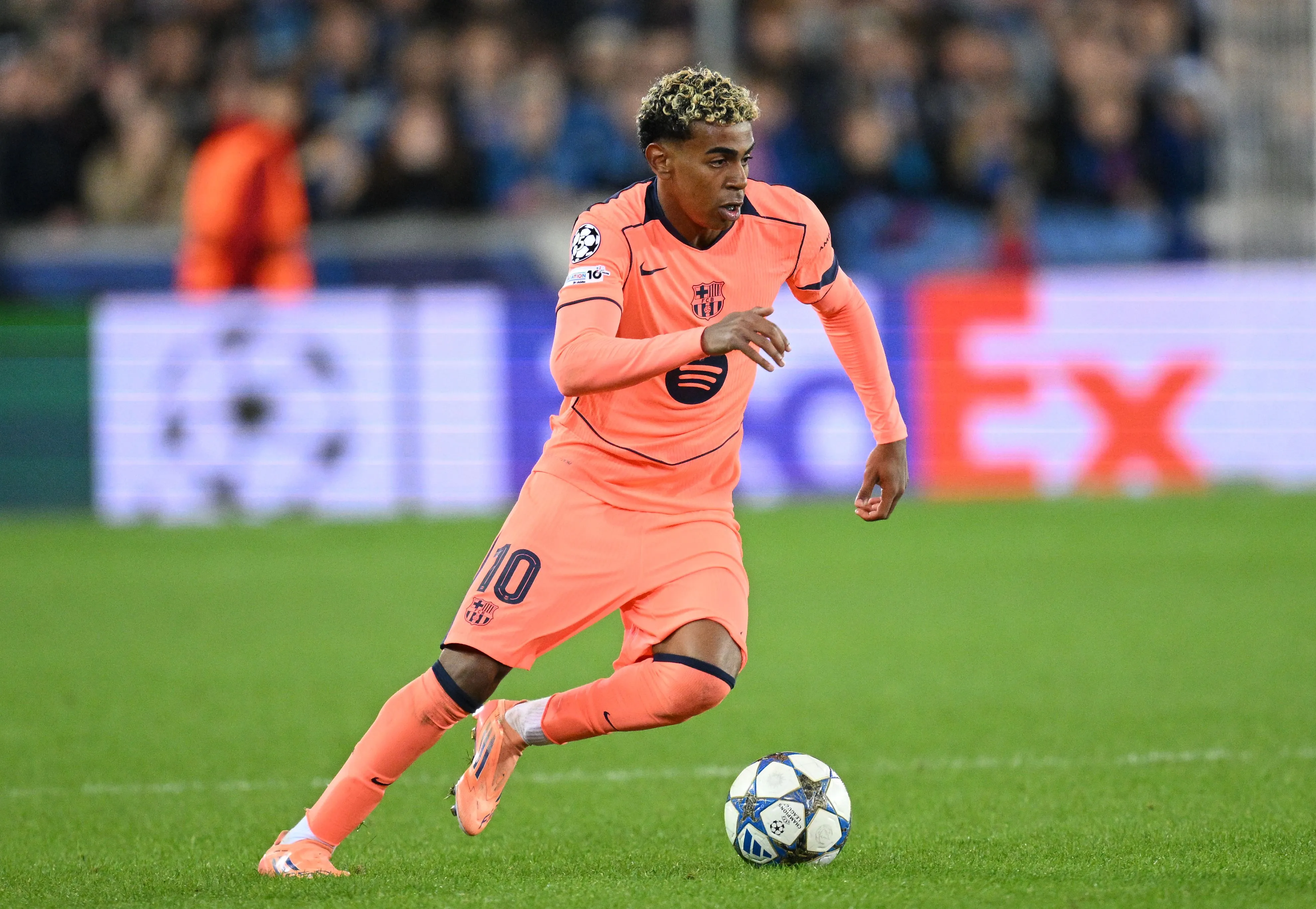 Lamine Yamal em ação durante a partida da Liga dos Campeões. Foto: Stuart Franklin/Getty Images