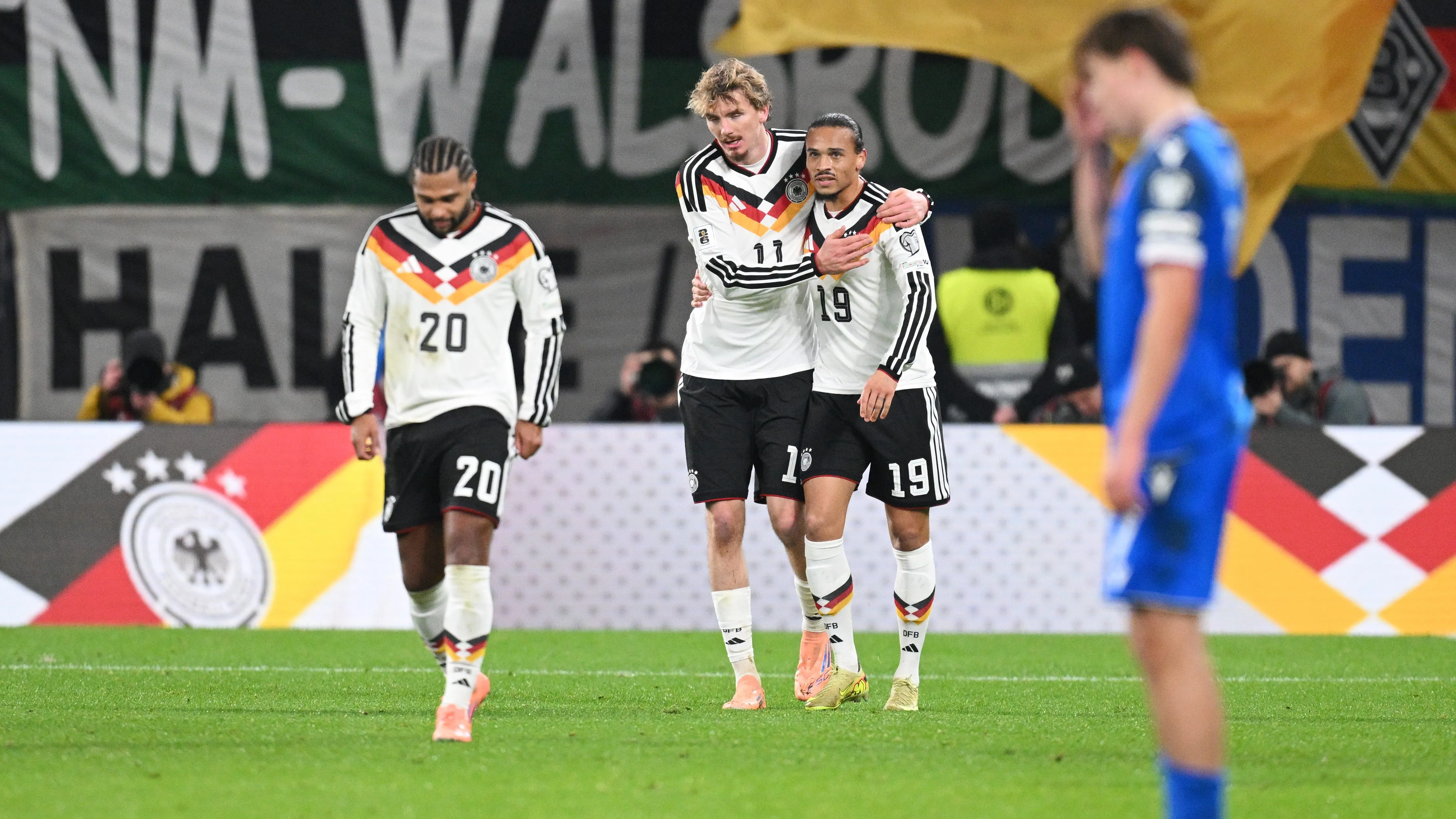 Woltemade e Sané comemorando gol da Alemanha. Foto: Stuart Franklin/Getty Images