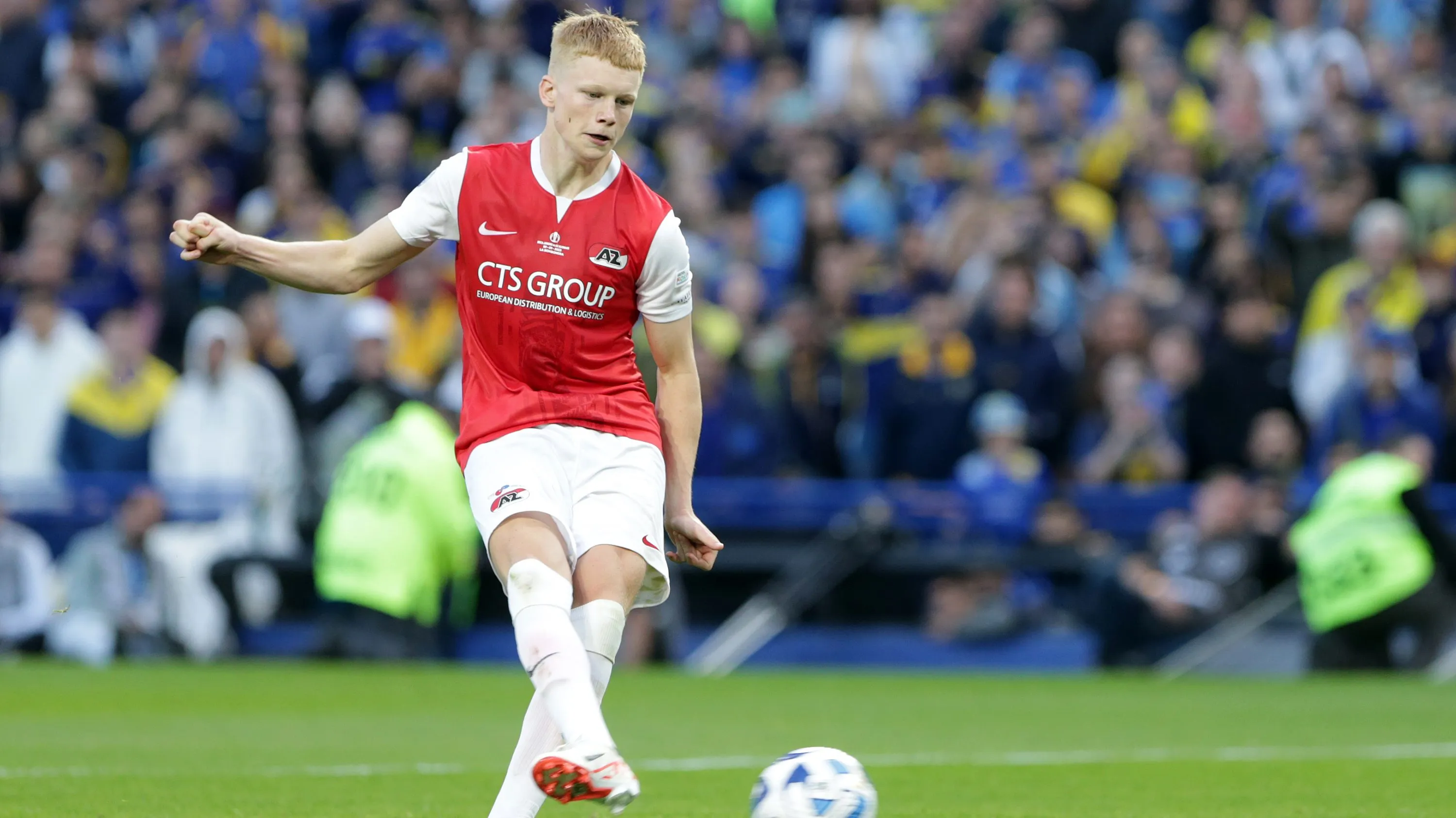 Kees Smit, alvo do Manchester United, usando camisa vermelho em jogo do AZ Alkmaar. Foto: Daniel Jayo/Getty Images