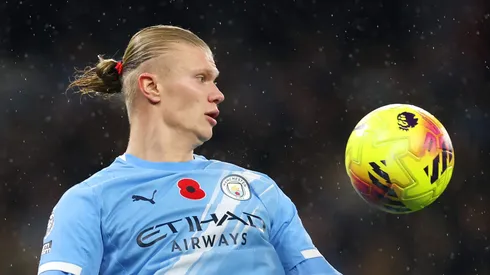Haaland domina a bola em jogo do Manchester City (Carl Recine/Getty Images)