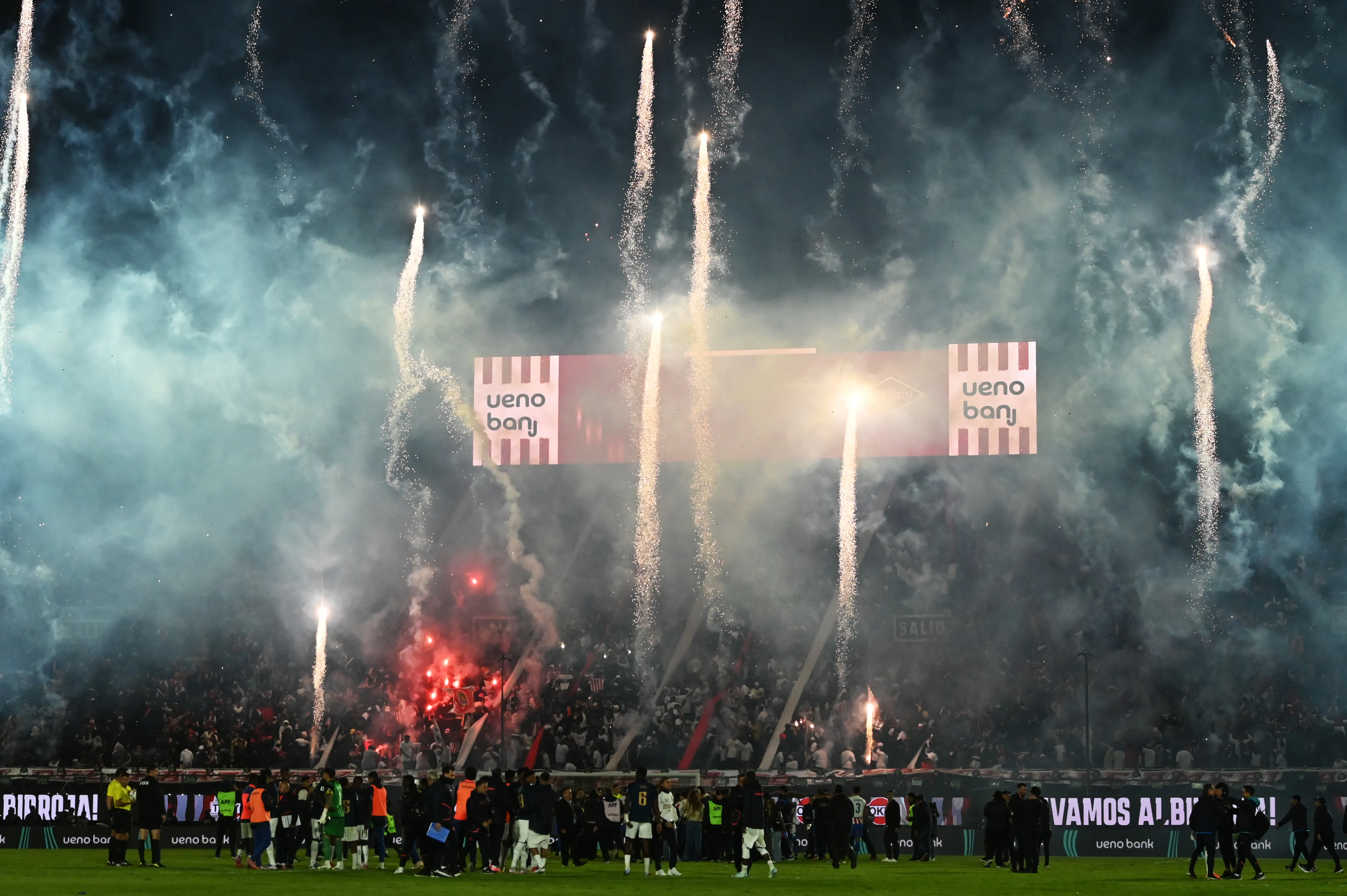 Fogos de artifício são lançados após a qualificação do Paraguai para a Copa do Mundo FIFA de 2026, após a partida sul-americana de qualificação para a Copa do Mundo FIFA de 2026 entre Paraguai e Equador no Estadio Defensores del Chaco em 04 de setembro de 2025 em Assunção, Paraguai. (Foto de Christian Alvarenga/Getty Images)