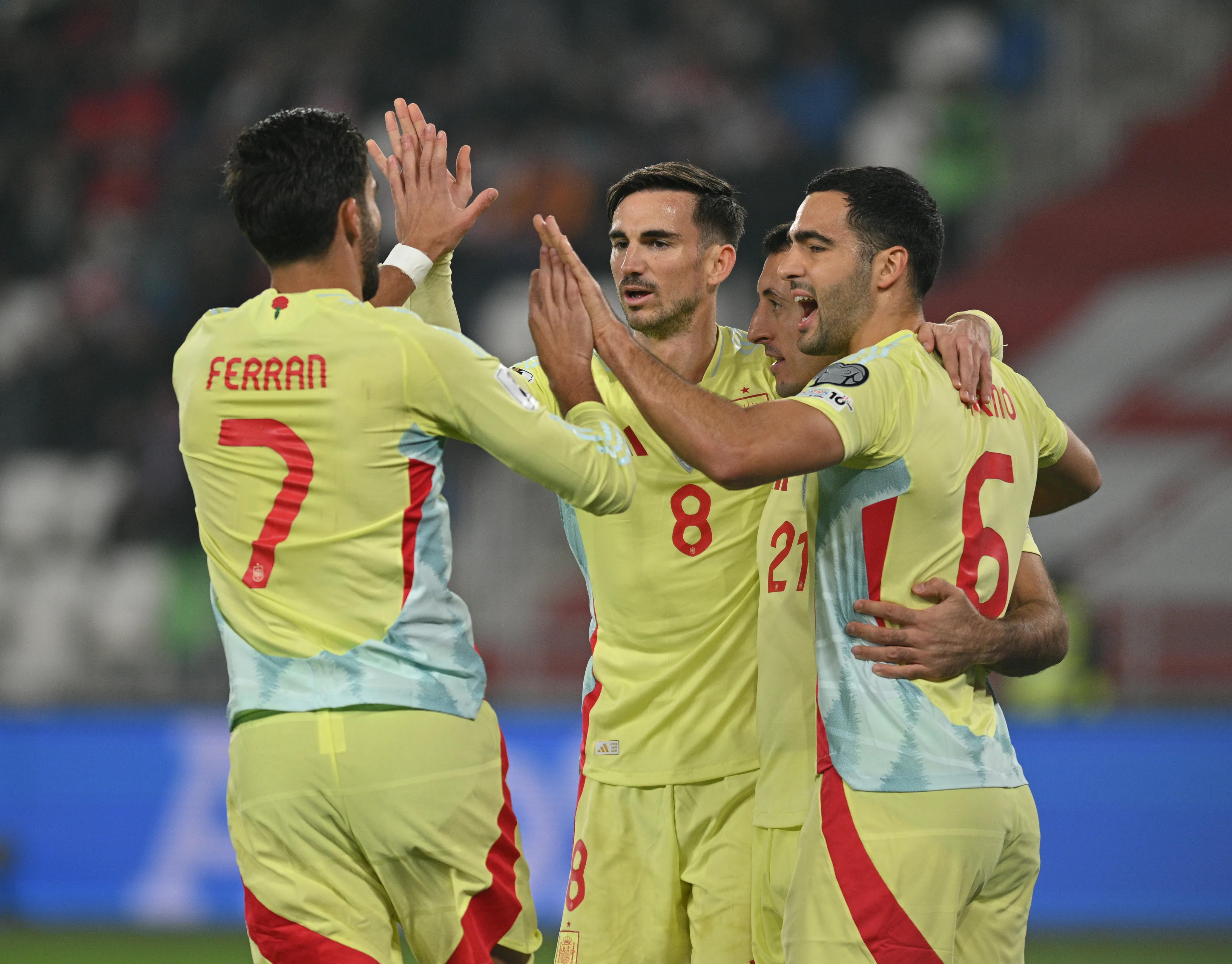 Mikel Oyarzabal, da Espanha, comemora seu gol com Ferran Torres, Fabian Ruiz e Mikel Merino, também da Espanha, durante a partida das eliminatórias para a Copa do Mundo da FIFA 2026 entre Geórgia e Espanha, na Dinamo Arena, em 15 de novembro de 2025, em Tbilisi, Geórgia. (Foto de Levan Verdzeuli/Getty Images)