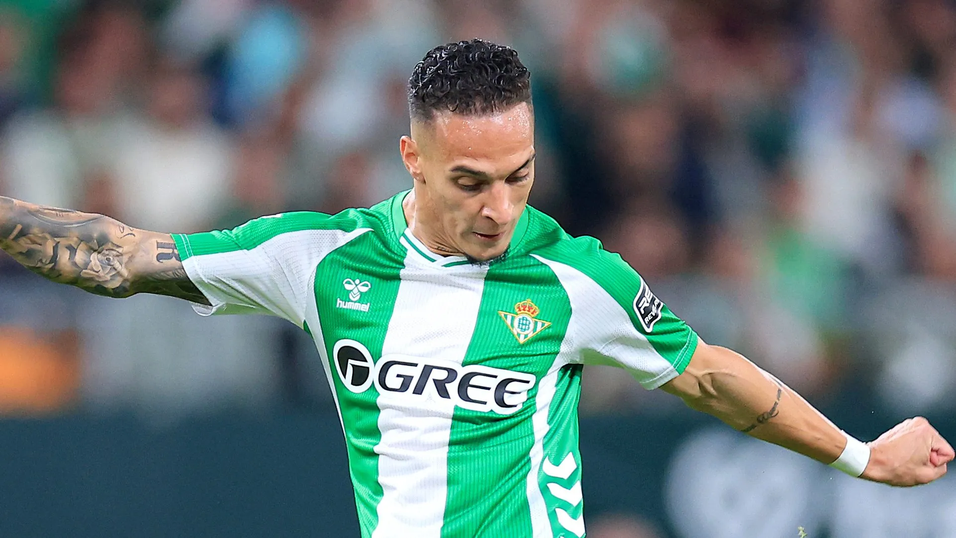 Antony se preparando para chutar com a camisa verde e branca do Real Betis