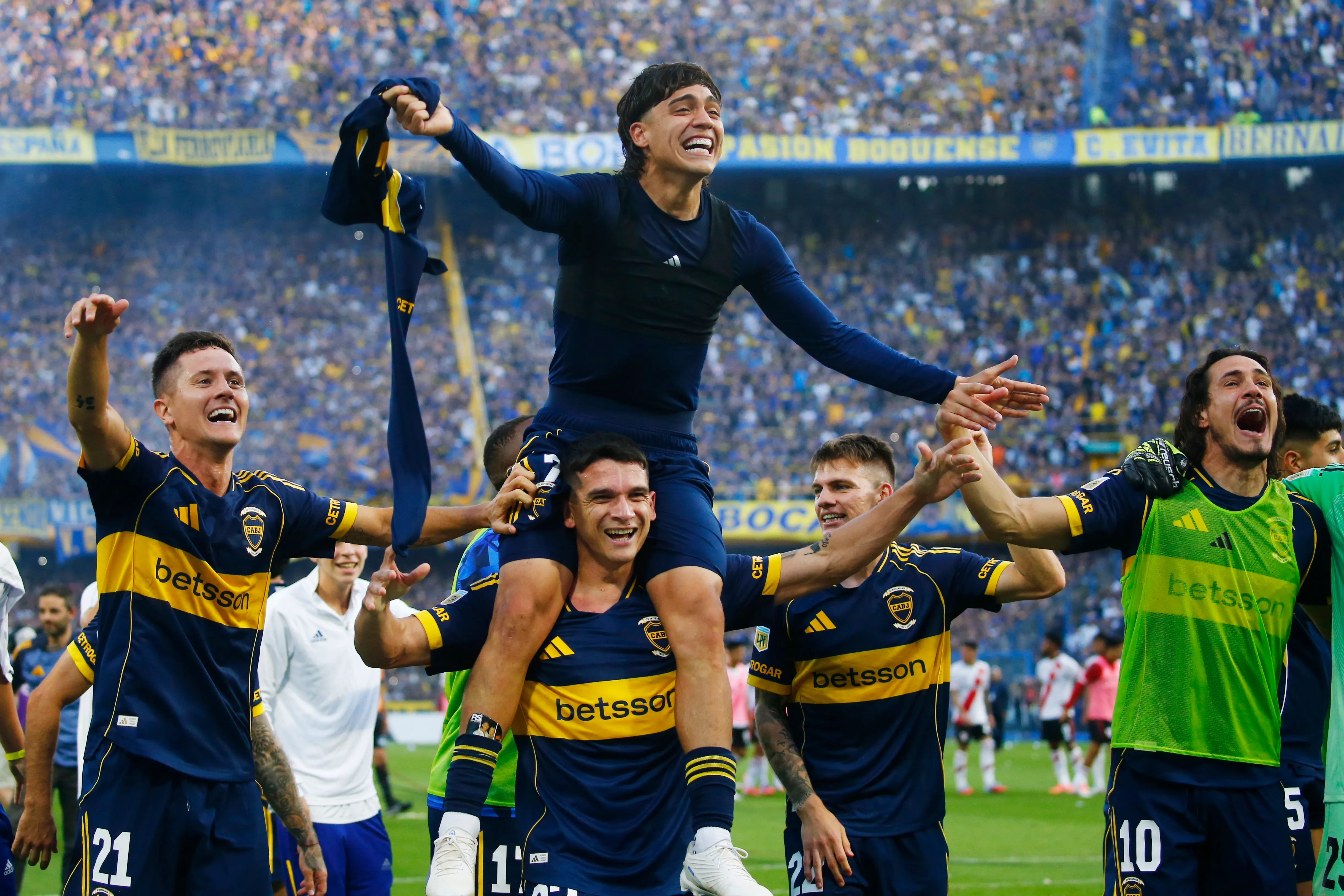 Exequiel Zeballos, Ander Herrera, Lautaro Blanco, Edinson Cavani y Kevin Zenón, durante los festejos de Boca tras vencer a River. (Getty Images)