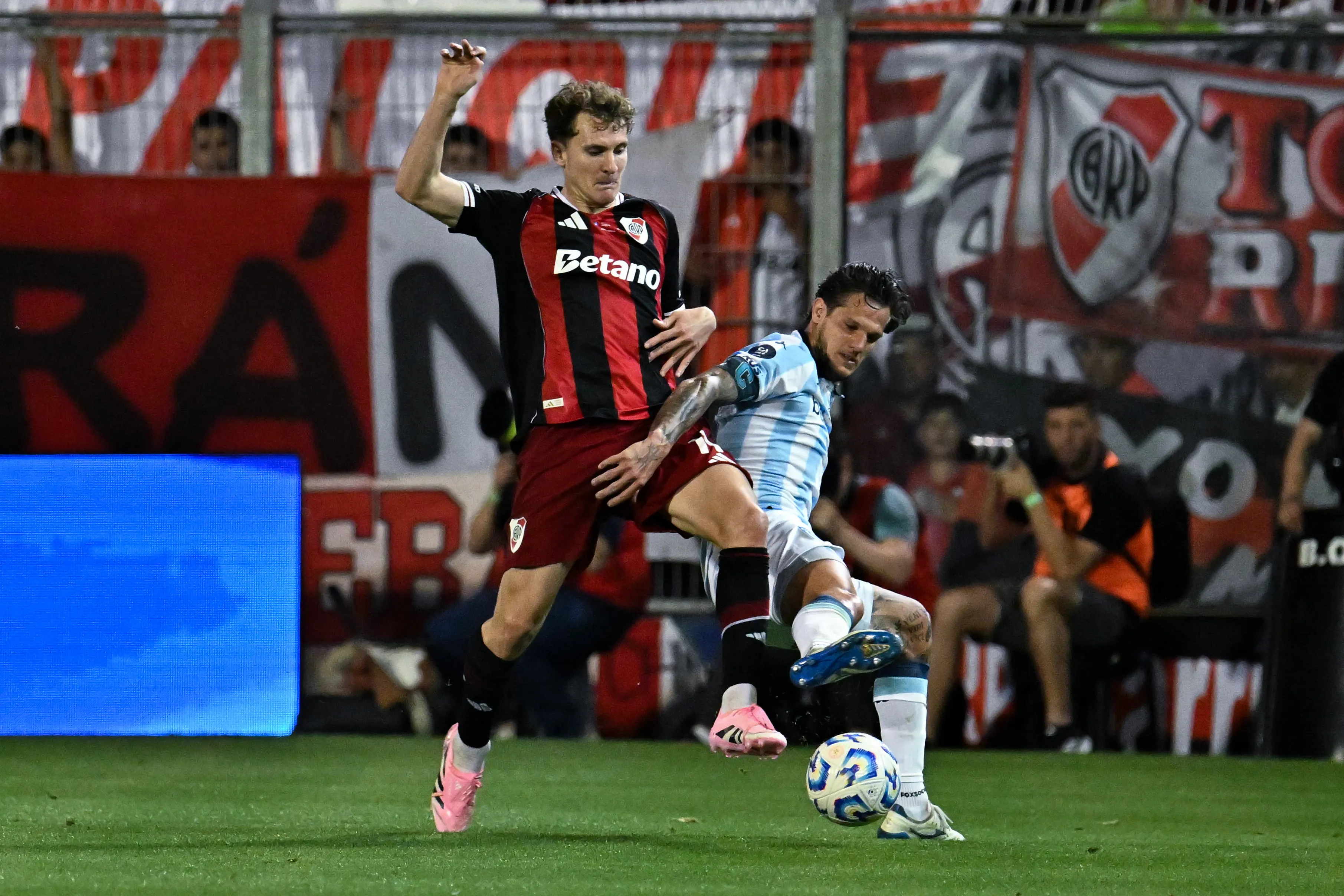 Colidio y Zuculini en el último duelo entre River y Racing. (Foto: Getty).