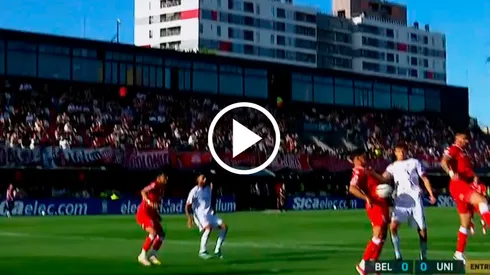 El momento en el que la pelota le pega en la mano a Paz: para el árbitro fue penal.