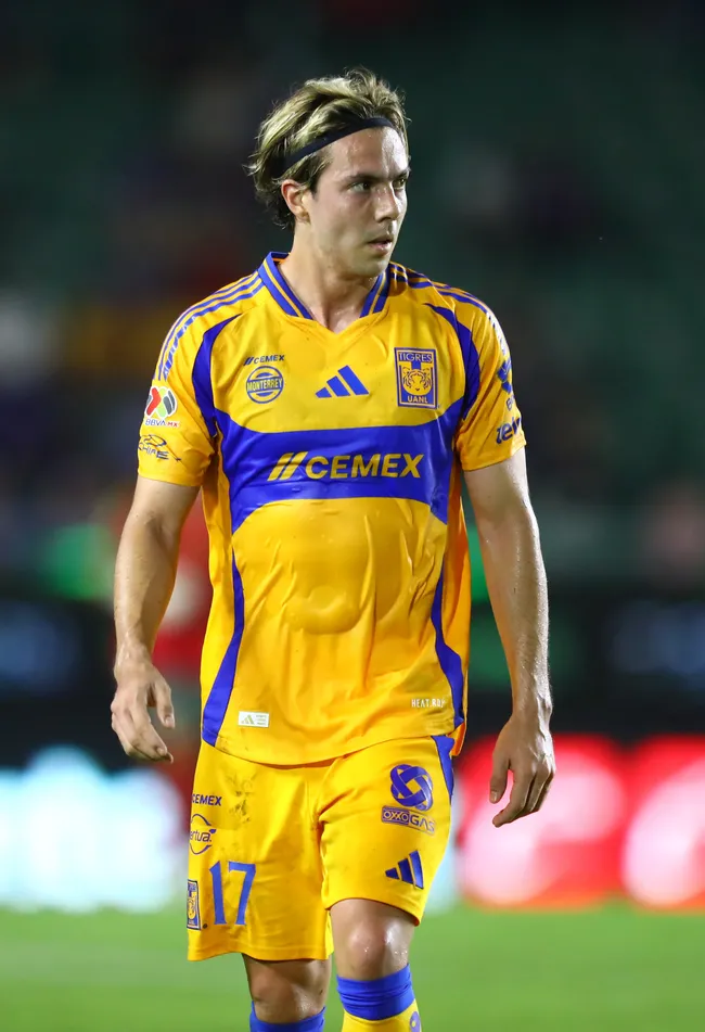 Sebastian Cordova con la playera de Tigres UANL (GETTY IMAGES)