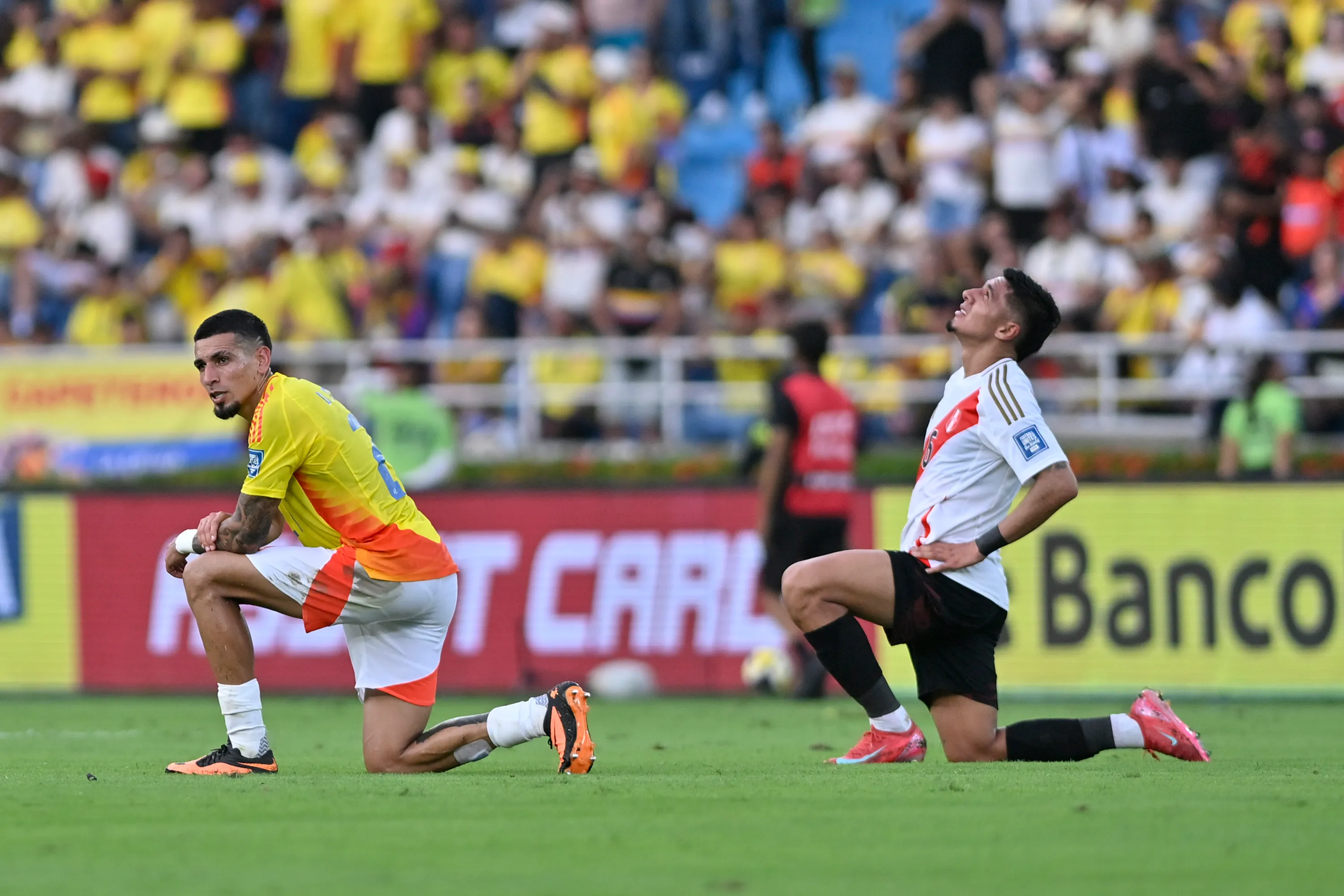 César Inga jugando con Perú ante la Selección Colombia en Barranquilla. (Photo by Gabriel Aponte/Getty Images)