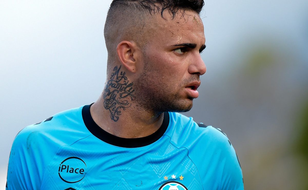 Luan surpreende ao aparecer irreconhecível após quase 2 anos longe do futebol