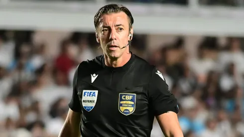 SP – SANTOS – 15/11/2025 – BRASILEIRO A 2025, SANTOS X PALMEIRAS – O arbitro Raphael Claus durante partida entre Santos e Palmeiras no estadio Vila Belmiro pelo campeonato Brasileiro A 2025. Foto: Jota Erre/AGIF