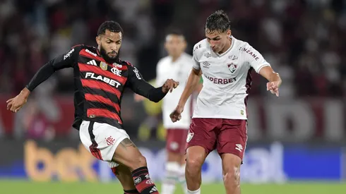 RJ – RIO DE JANEIRO – 20/07/2025 – BRASILEIRO A 2025, FLAMENGO X FLUMINENSE – Juninho jogador do Flamengo disputa lance com Bernal jogador do Fluminense durante partida no estadio Maracana pelo campeonato Brasileiro A 2025.