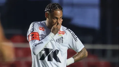 Neymar fez trabalho interno no Santos.