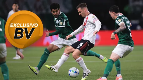 Lucas Evangelista jogador do Palmeiras disputa lance com Galoppo jogador do River Plate durante partida no estádio Arena Allianz Parque pelo campeonato Copa Libertadores 2025. Foto: Ettore Chiereguini/AGIF