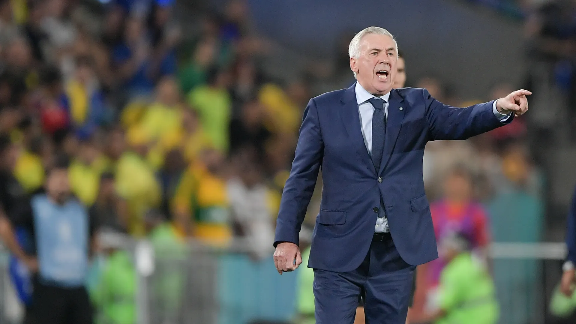 Carlo Ancelotti durante partida da Seleção Brasileira nas Eliminatórias – Foto: Thiago Ribeiro/AGIF