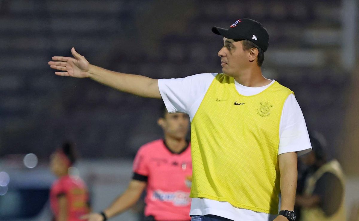 Lucas Piccinato, técnico do Corinthians, cobra mudança na data da semifinal do Paulistão Feminino