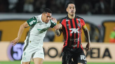 Lucas Halter, jugador del Vitoria, disputa una puja con Vitor Roque, jugador del Palmeiras, durante un partido en el estadio de Barradao por el campeonato brasileño A 2025. Foto: Jhony Pinho/AGIF