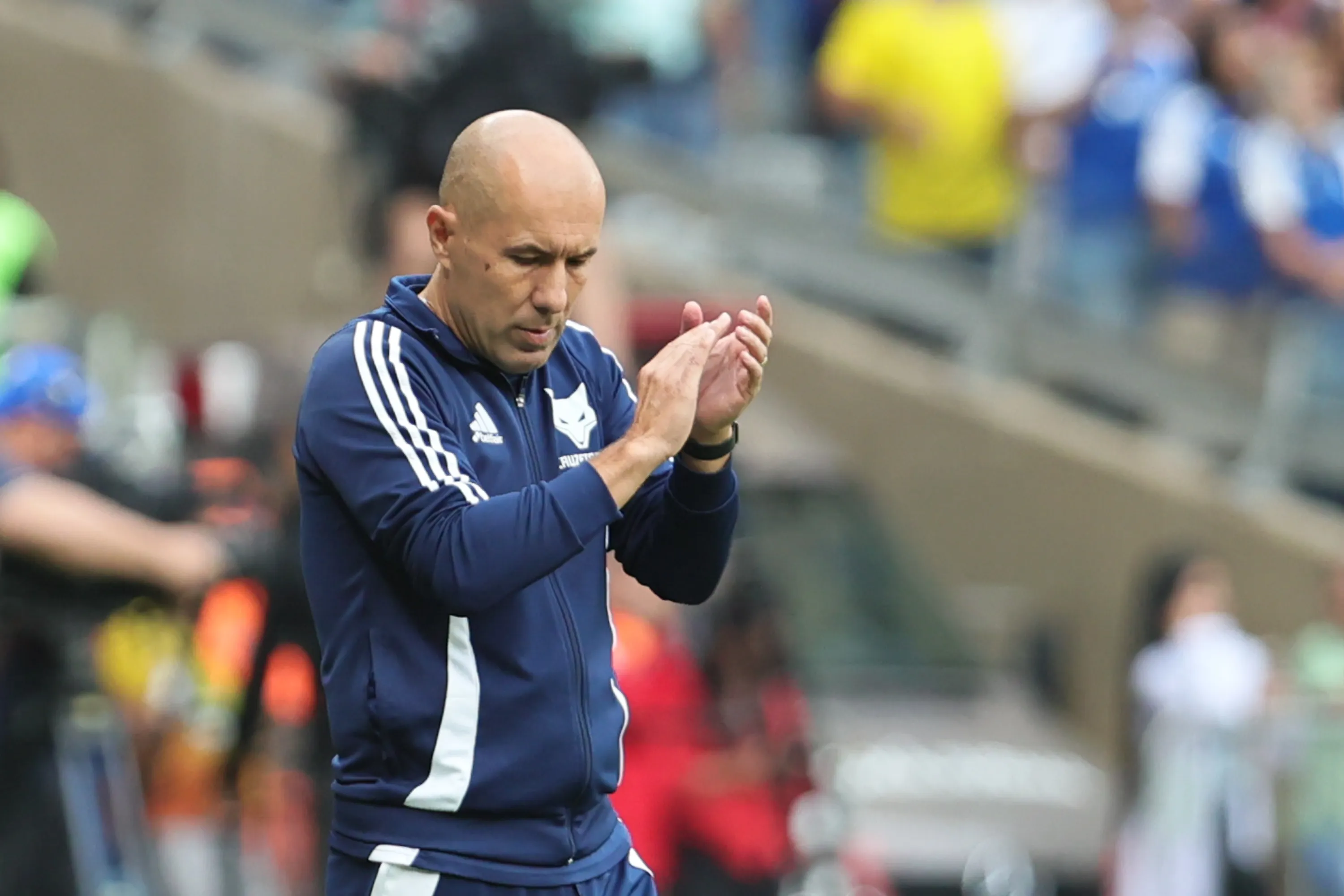 MG – BELO HORIZONTE – 09/11/2025 – BRASILEIRO A 2025, CRUZEIRO X FLUMINENSE – Leonardo Jardim tecnico do Cruzeiro durante partida contra o Fluminense no estadio Mineirao pelo campeonato Brasileiro A 2025. Foto: Gilson Lobo/AGIF