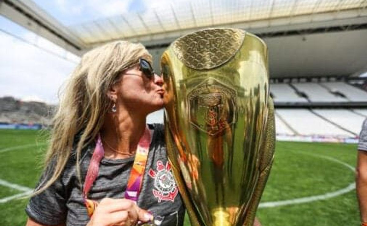 Cris Gambaré relembra início no Corinthians e destaca evolução do futebol feminino no Brasil