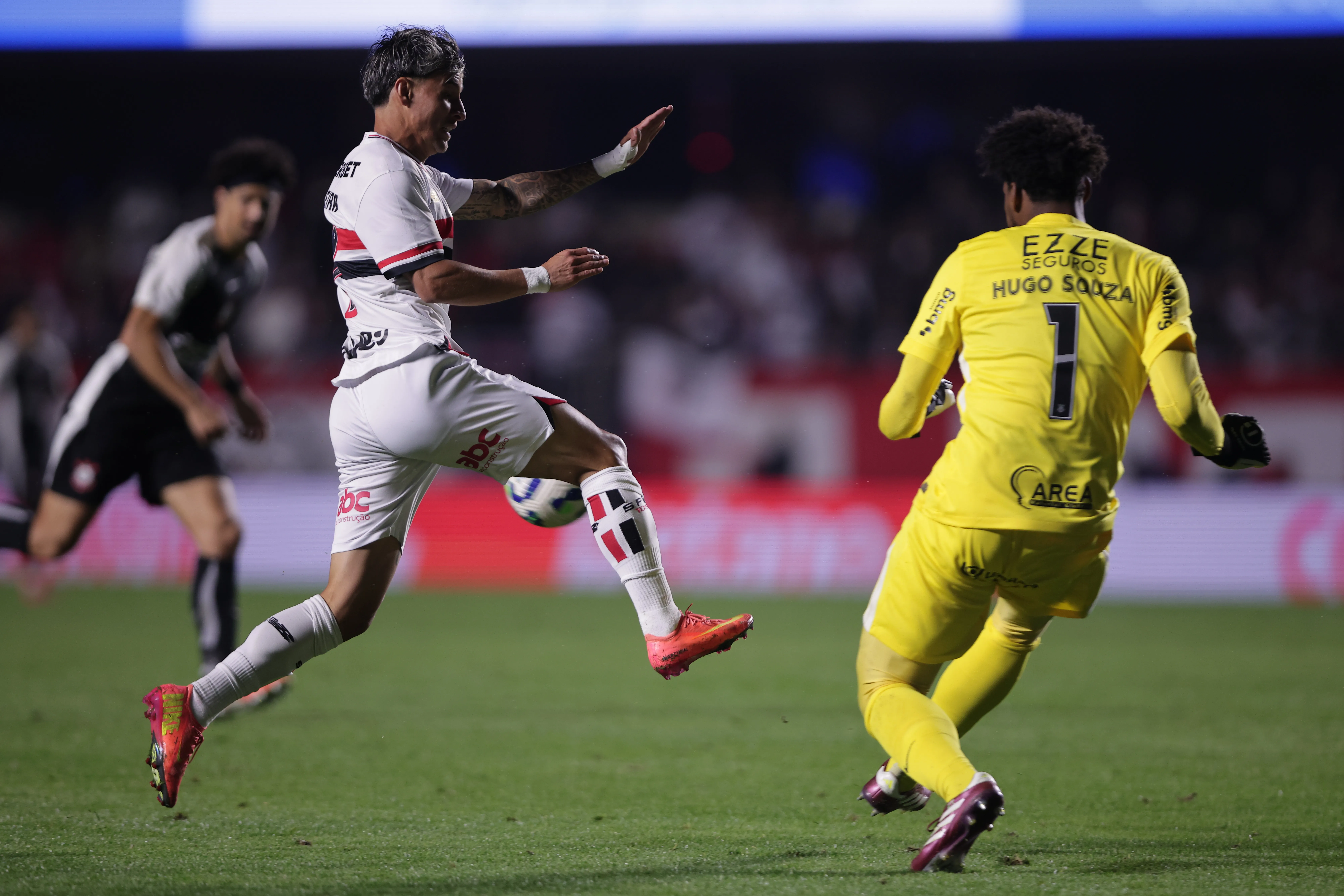 Ferreira jogador do Sao Paulo disputa lance com Hugo Souza jogador do Corinthians durante partida no estadio Morumbi pelo campeonato Brasileiro A 2025.