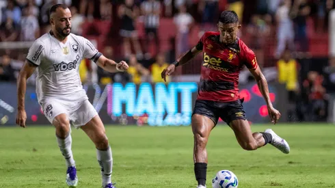 Igor Cariús, jugador del Sport, disputa una oferta con Arthur Cabral, jugador del Botafogo – Foto: Rafael Vieira/AGIF
