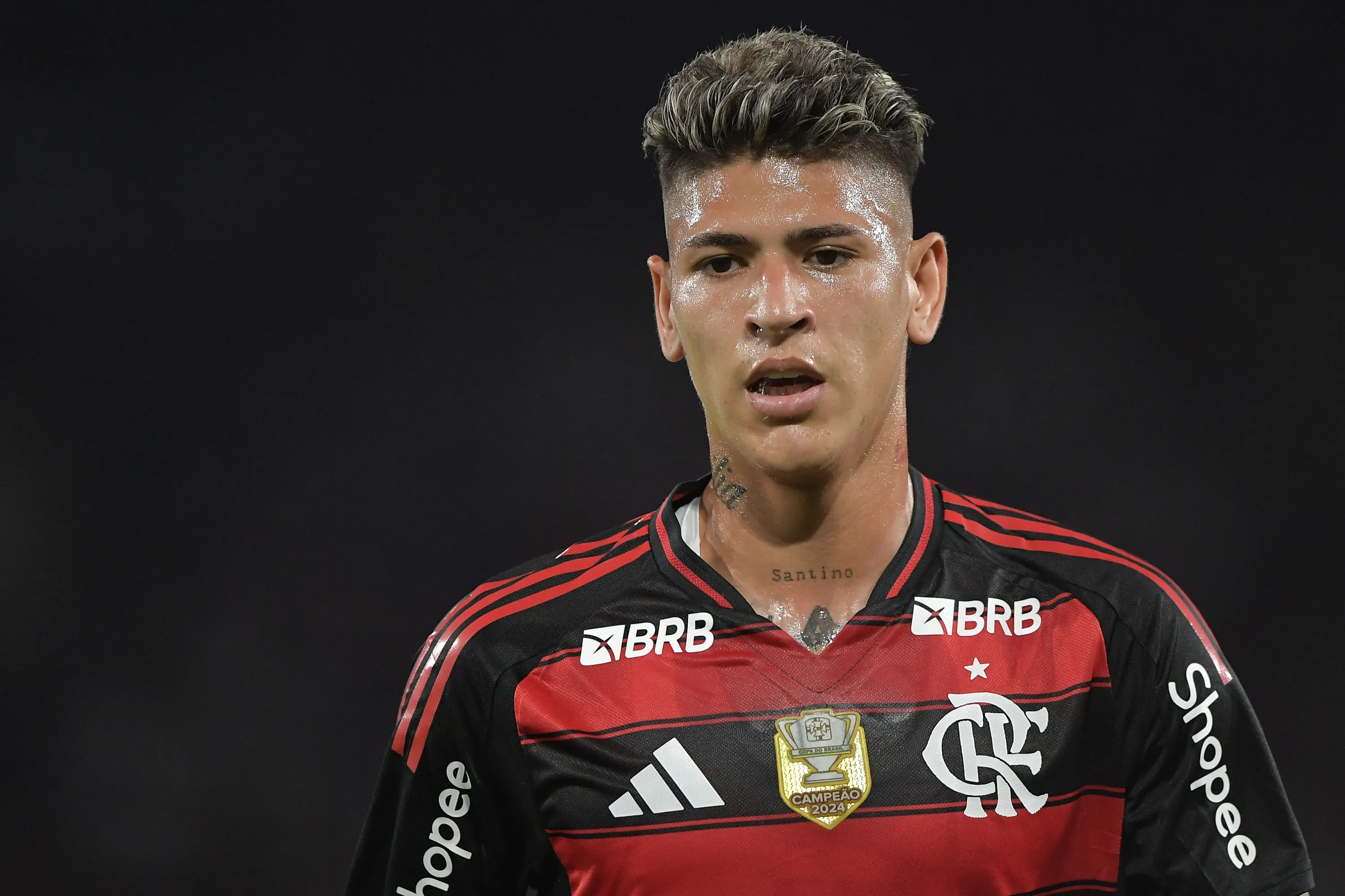 Além de Arrascaeta, Carrascal também chega em voo fretado. Foto: Thiago Ribeiro/AGIF