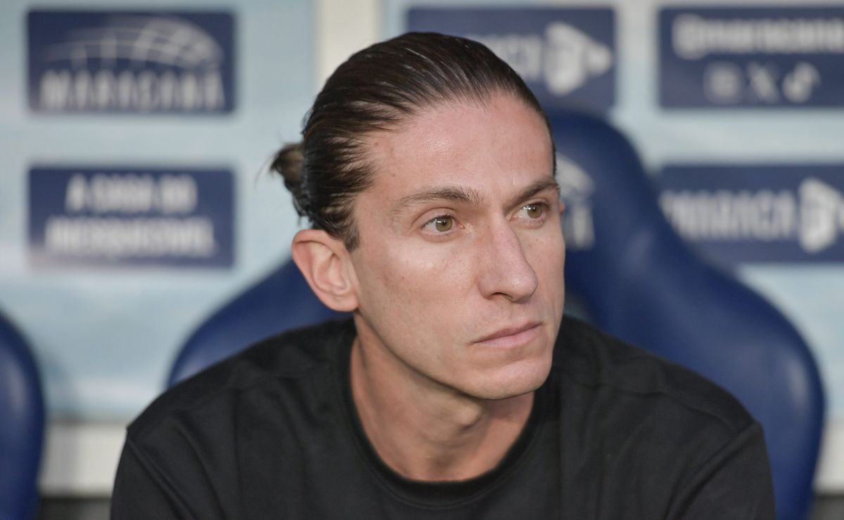 Filipe Luís enxerga Wallace Yan à frente de Juninho em fila no Flamengo: “Performa melhor nessa função”