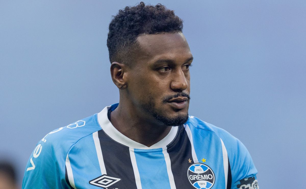 Grêmio confirma renovação de contrato de Edenílson com redução salarial