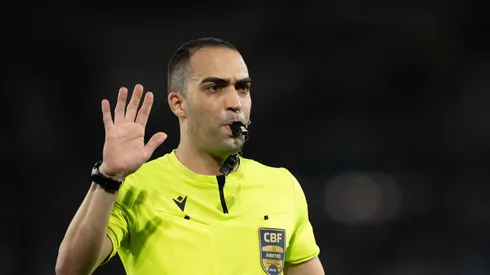 RJ – RIO DE JANEIRO – 04/10/2025 – BRASILEIRO A 2025, FLUMINENSE X ATLETICO-MG – O arbitro Davi De Oliveira Lacerda durante partida entre Fluminense e Atletico-MG no estadio Maracana pelo campeonato Brasileiro A 2025.