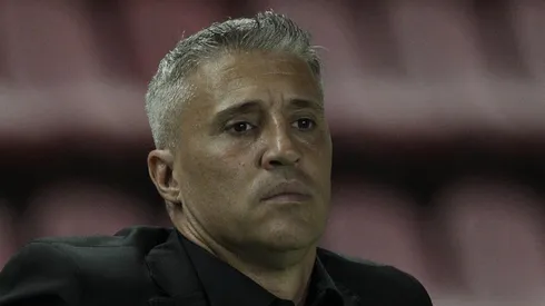 Hernán Crespo deve usar escalação diferente diante do Corinthians.