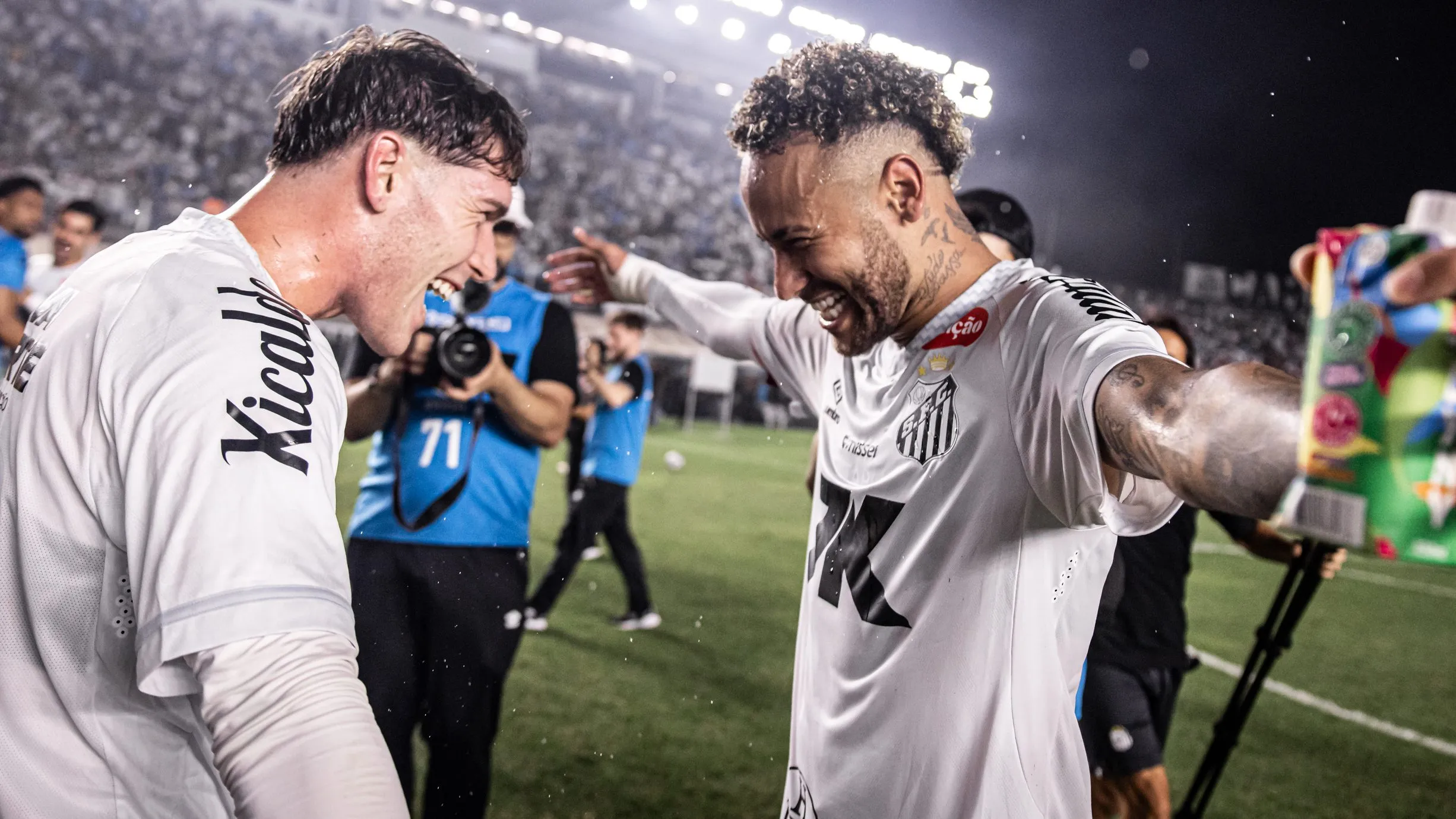 Rollheiser e Neymar. Foto: Raul Baretta/Santos FC