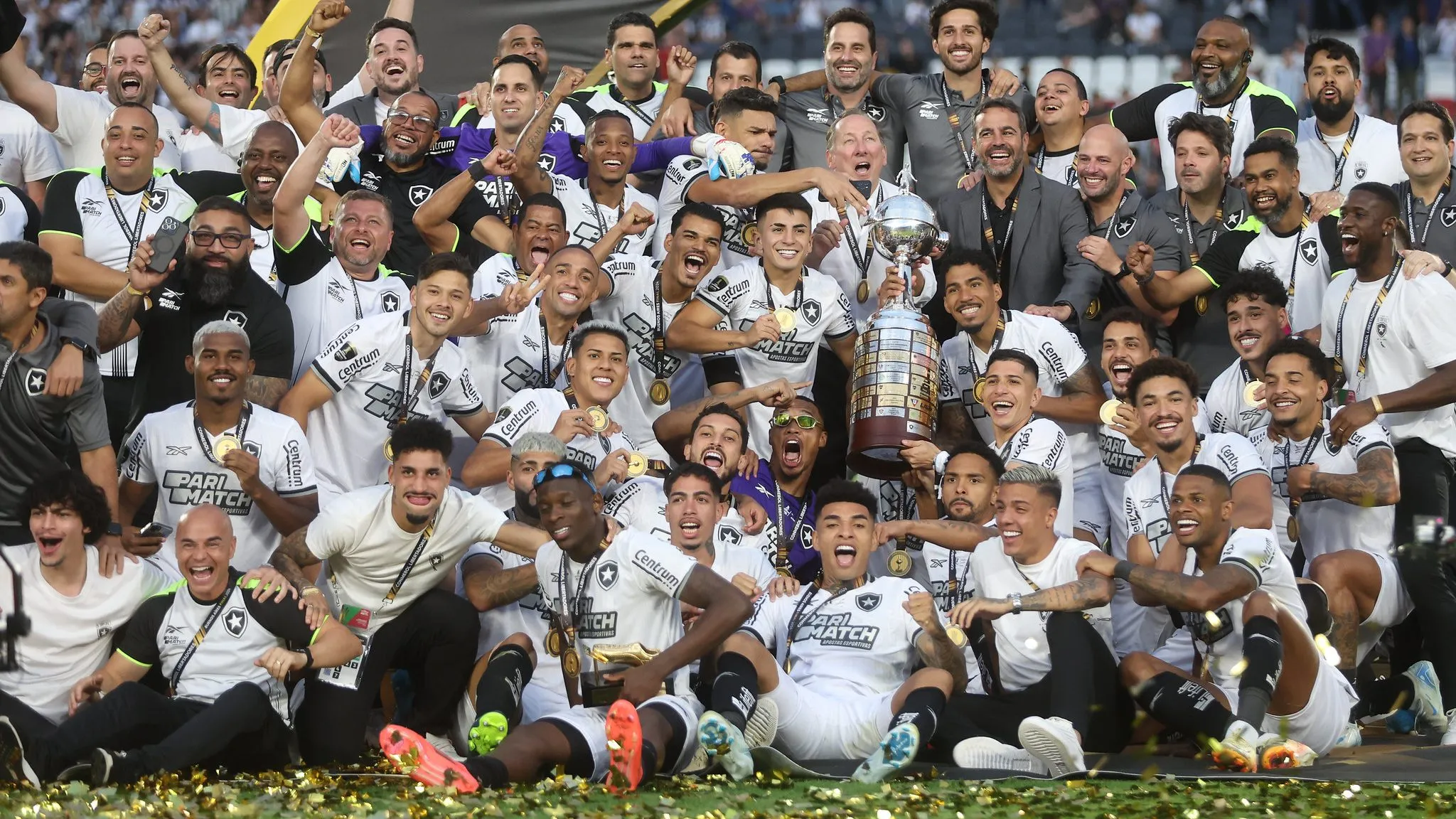 Elenco do Botafogo celebrando a conquista da Libertadores de 2024: aula que foi assimilada por Hulk, do Atlético-MG – Foto: Vítor Silva/Botafogo