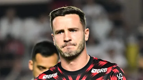 SAO PAULO X FLAMENGO – Saul jogador do Flamengo durante aquecimento antes da partida contra o Sao Paulo no estadio Vila Belmiro pelo campeonato Brasileiro A 2025.