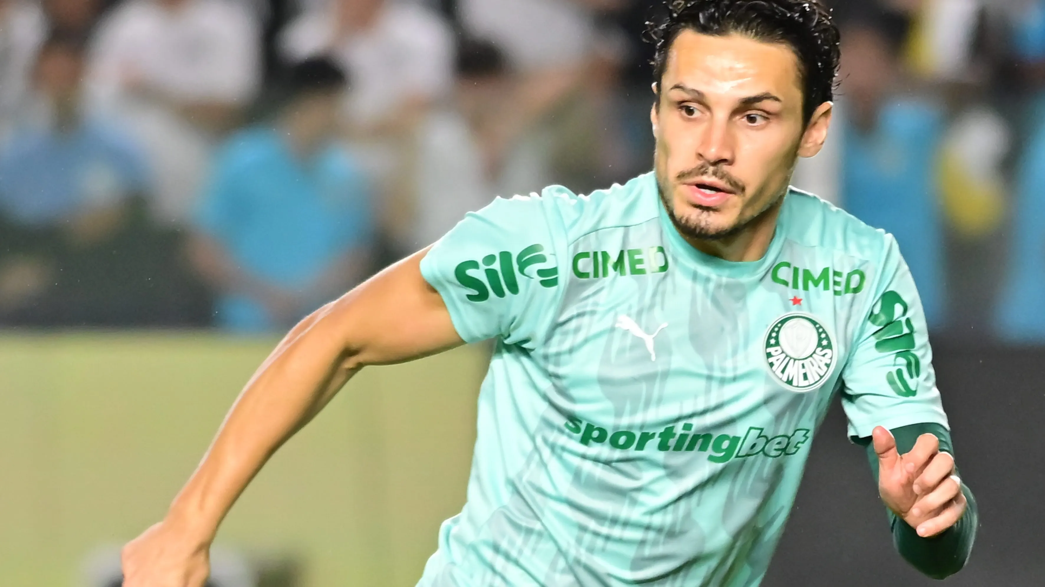 SP – SANTOS – 15/11/2025 – BRASILEIRO A 2025, SANTOS X PALMEIRAS – Raphael Veiga jogador do Palmeiras durante aquecimento antes da partida contra o Santos no estadio Vila Belmiro pelo campeonato Brasileiro A 2025.