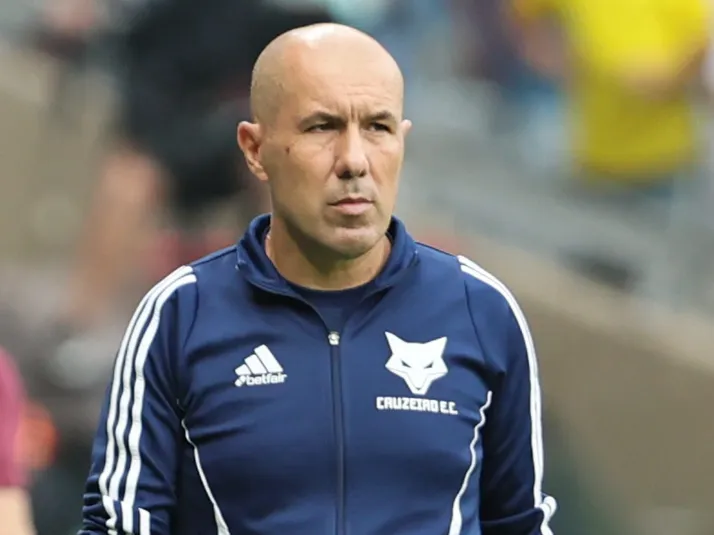 Leonardo Jardim se preocupa com a lista de pendurados do Cruzeiro