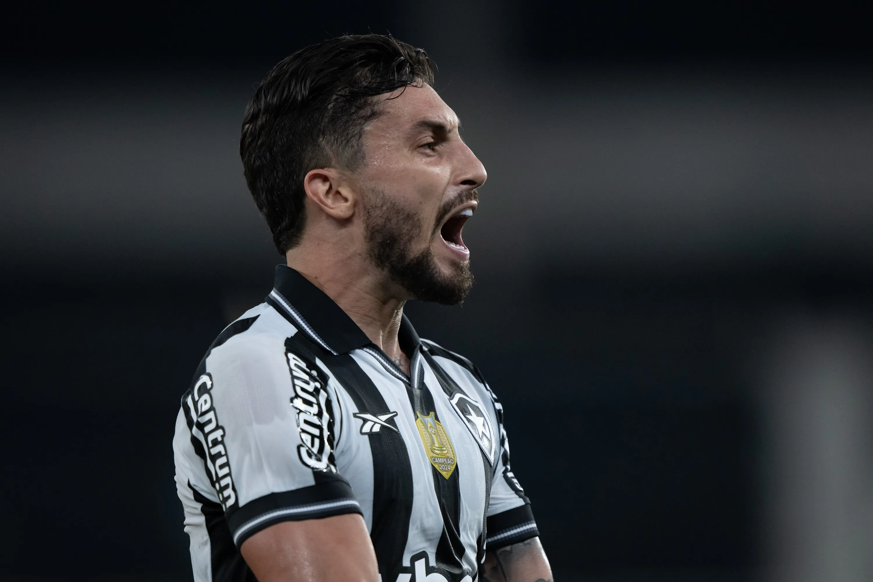 Alex Telles, lateral do Botafogo. Foto: Jorge Rodrigues/AGIF