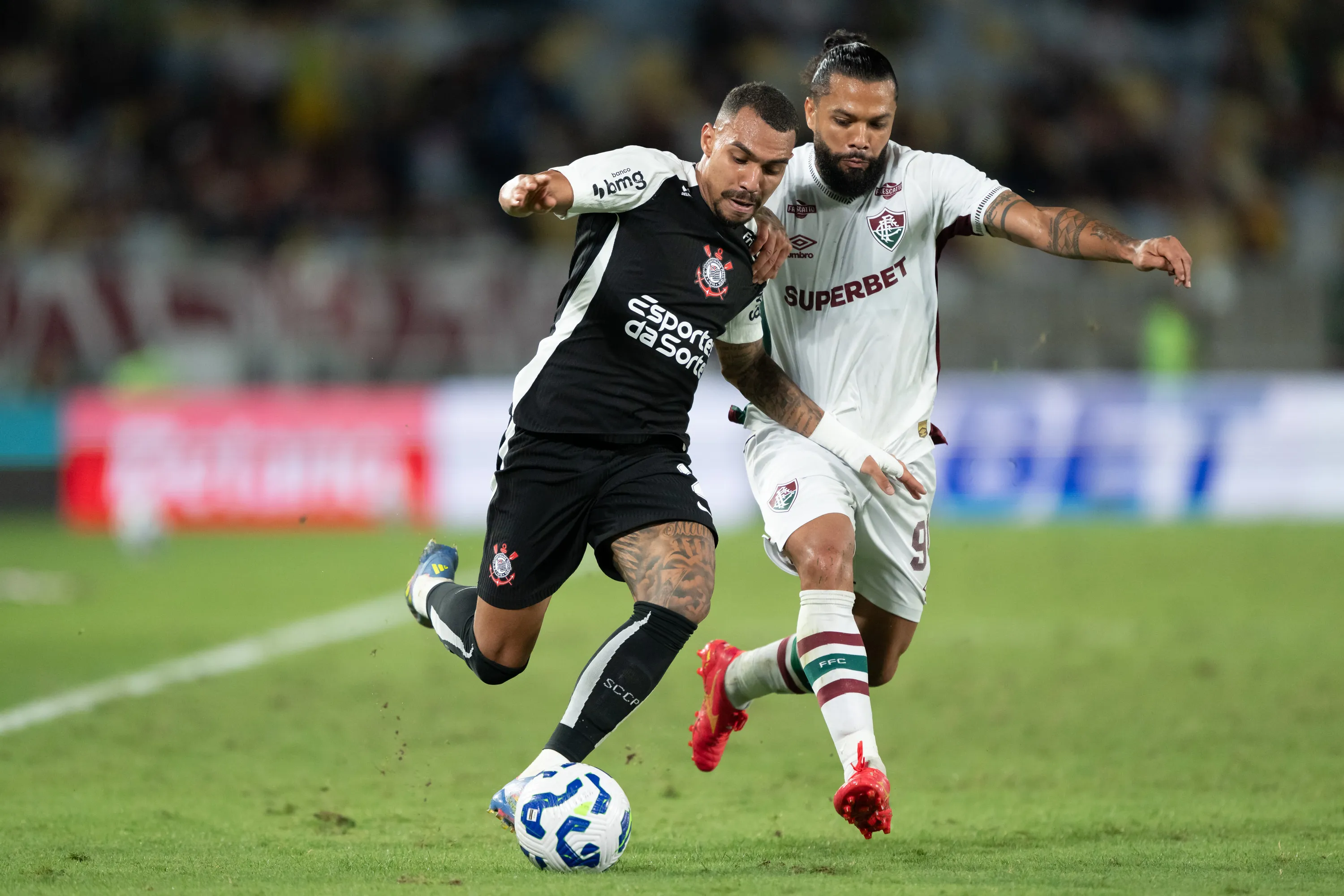 Timão precisou jogar com a camisa 2 diante do Flu no Maracanã por falta da camisa 1 no estoque – Foto: Jorge Rodrigues/AGIF.