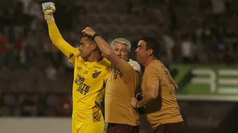 Elenco do acesso comemorando vitória contra a Ferroviária na Série B de 2025.