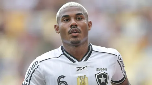 Cuiabano jogador do Botafogo durante partida contra o Fluminense no estadio Maracana pelo campeonato Brasileiro A 2025. Foto: Thiago Ribeiro/AGIF