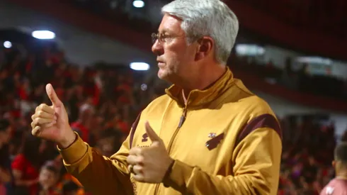 Odair Hellmann durante confronto contra o Vila Nova na Série B de 2025.
